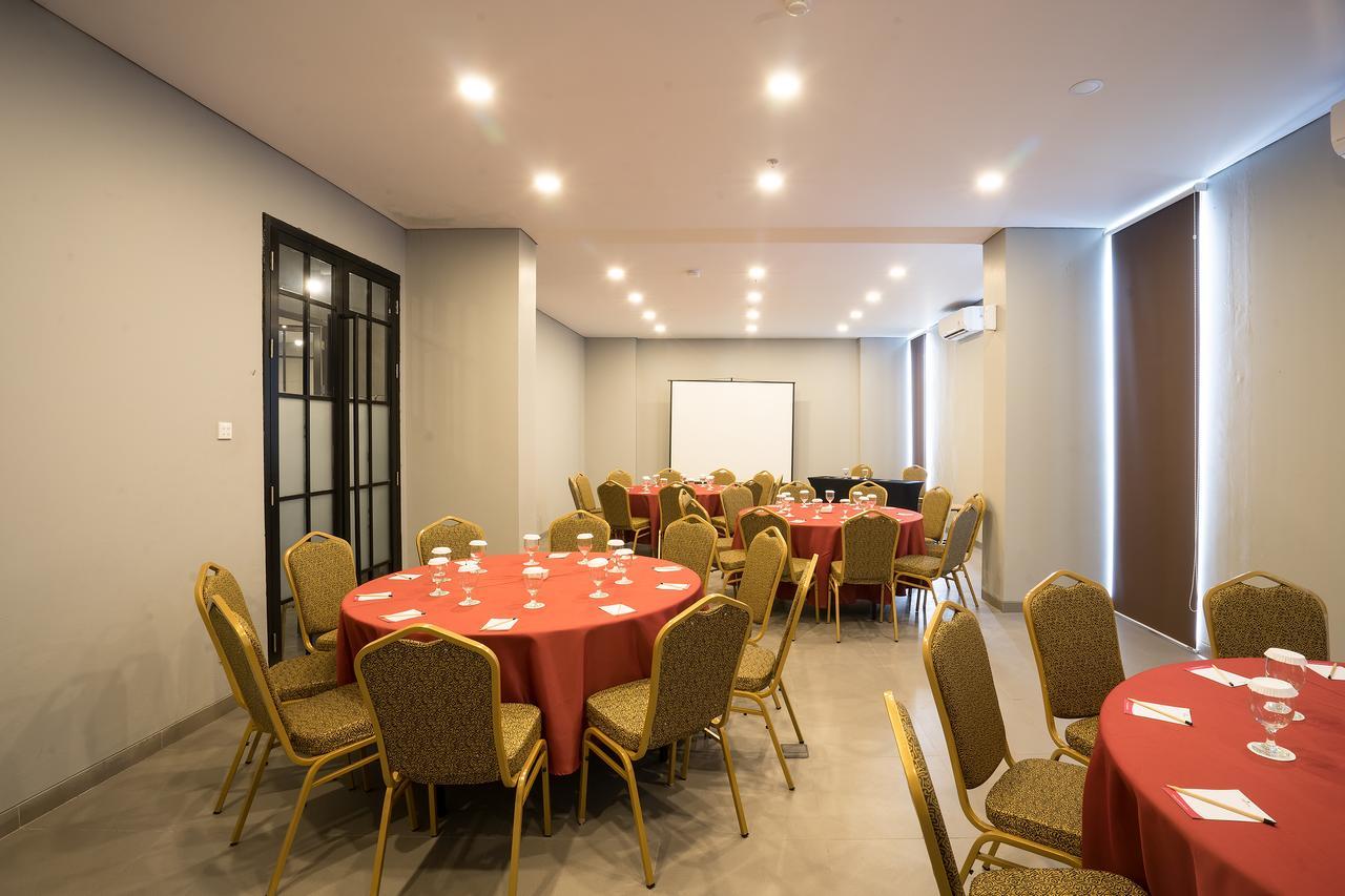 Maple Hotel Grogol Jakarta Kültér fotó